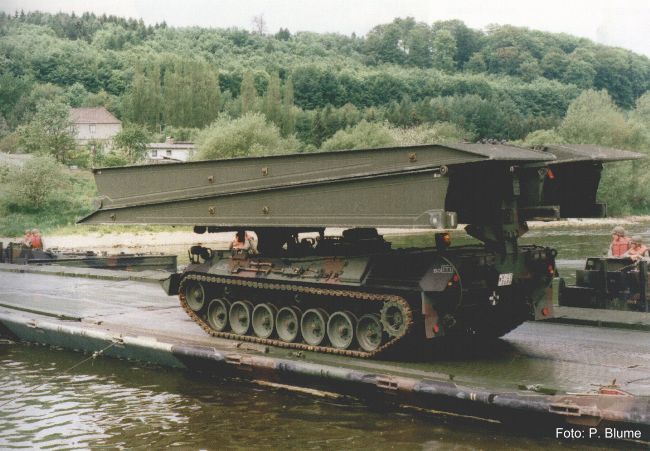 BIBER der PzPiKp 60 &uuml;berquert die Weser