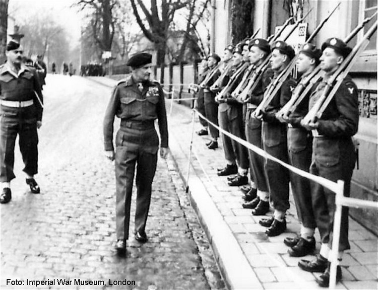 Montgomery vor dem Sitz der Britischen Milit&auml;rregierung