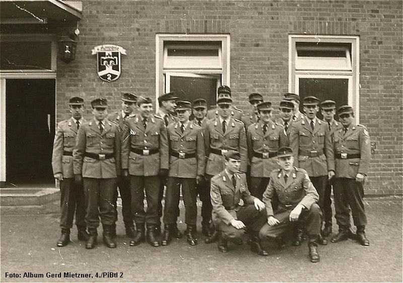 Abschlussfoto in Uniform