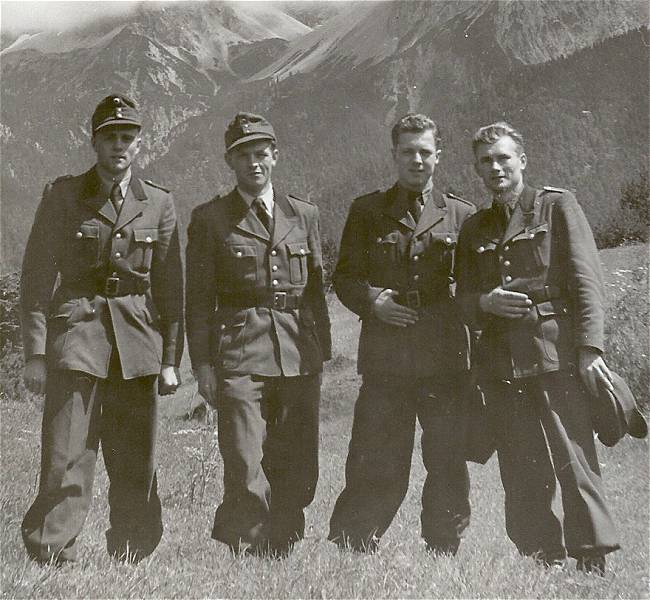 Alte Uniformen ohne Abzeichen